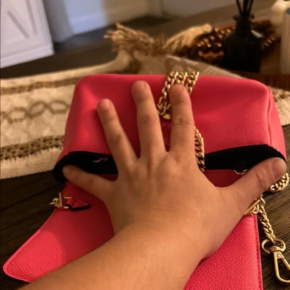 Stylish Red Chain Shoulder Bag - Picture 8 of 8